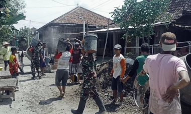 Babinsa Sragen Gotong Royong Bangun Talud Jalan Bersama Warga