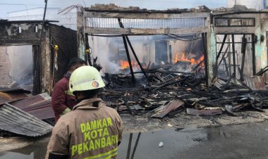 Kebakaran Jalan Pepaya Pekanbaru Hanguskan Rumah dan Enam Kios