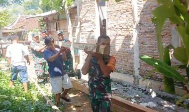 Babinsa Brojol Sragen Kerja Bakti Bangun Rumah Warga