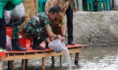 Yonif 132/Bima Sakti Dukung Ketahanan Pangan, Bupati Kampar Tebar Benih Ikan Patin di Salo