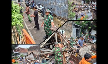 Koramil Serengan dan Warga Gotong Royong Bersihkan Rumah Roboh
