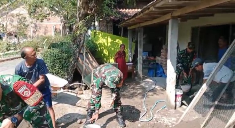 Babinsa dan Warga Renovasi Rumah Tidak Layak Huni di Sragen